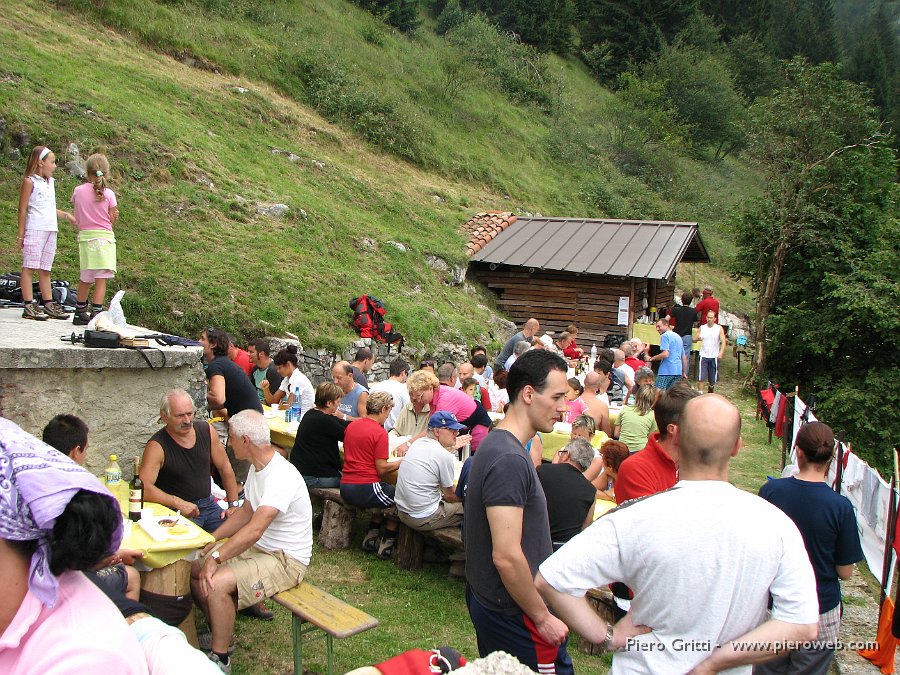 festaBeita 099.jpg - Le bimbe si divertono ad osservare l'allegra compagnia